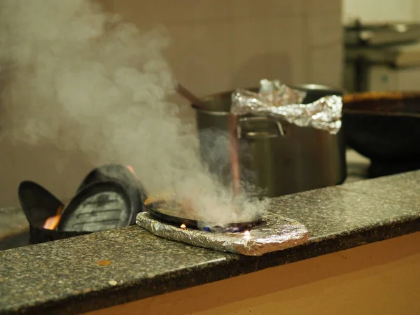 Pemanasan Atas Api Terbuka Dari Wajan Besi Untuk Memasak Daging — Stok Foto