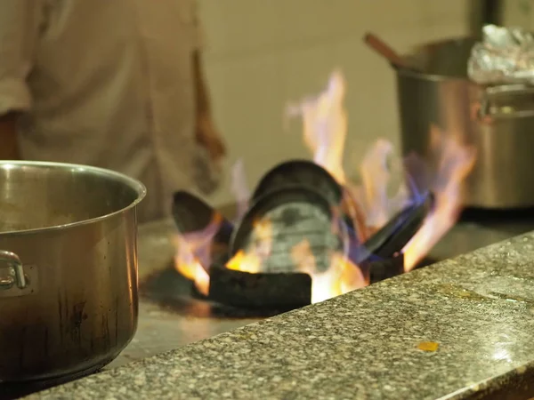 Aquecimento Sobre Uma Fogueira Uma Frigideira Ferro Para Cozinhar Carne — Fotografia de Stock