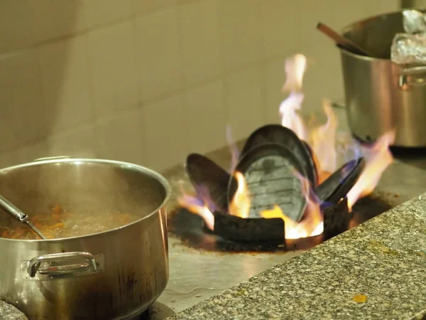 Heizung Über Offenem Feuer Einer Eisernen Pfanne Zum Kochen Von — Stockfoto