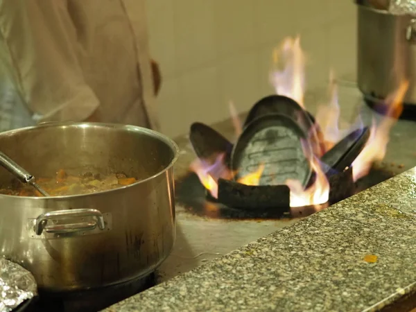 Aquecimento Sobre Uma Fogueira Uma Frigideira Ferro Para Cozinhar Carne — Fotografia de Stock