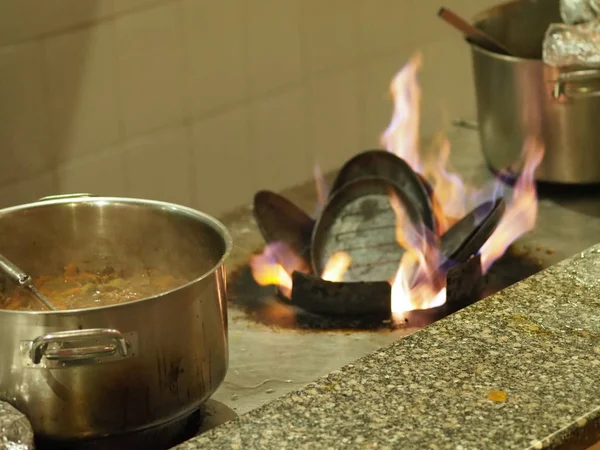 Heizung Über Offenem Feuer Einer Eisernen Pfanne Zum Kochen Von — Stockfoto