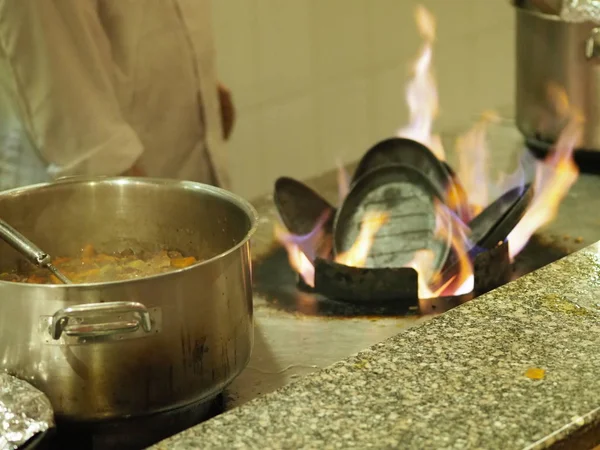 Aquecimento Sobre Uma Fogueira Uma Frigideira Ferro Para Cozinhar Carne — Fotografia de Stock