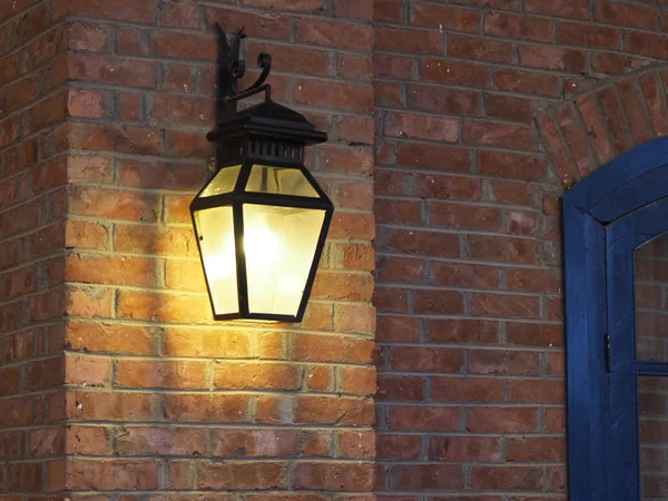Stara Lampa Ceglanej Fasadzie Kawiarni Jest Włączona — Zdjęcie stockowe