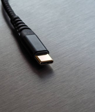 Metal arka planda siyah örgü Usb C Tipi Kablo