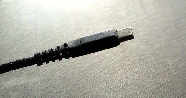 金属衬底上的黑色编织美元C型电缆 — 图库照片
