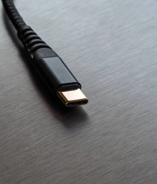 Czarny Splot Usb Typ Kabel Metalowym Tle — Zdjęcie stockowe