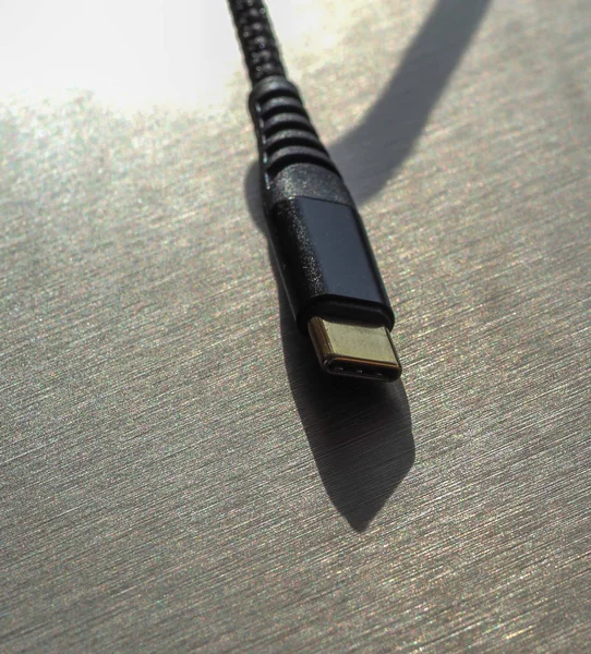 金属衬底上的黑色编织美元C型电缆 — 图库照片