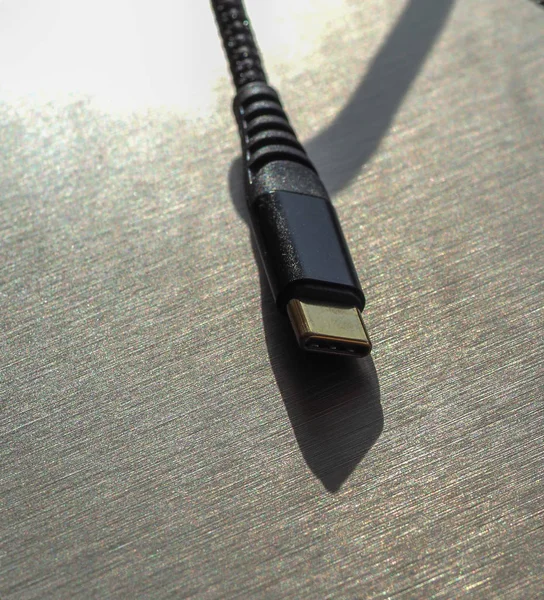 Czarny Splot Usb Typ Kabel Metalowym Tle — Zdjęcie stockowe