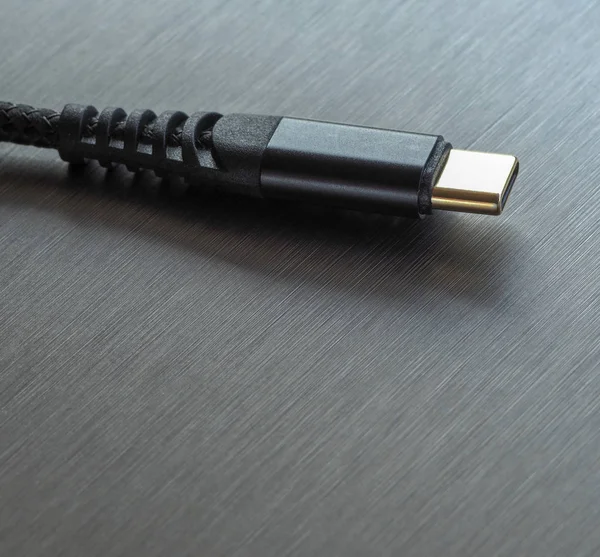 Czarny Splot Usb Typ Kabel Metalowym Tle — Zdjęcie stockowe