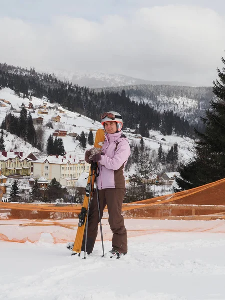 Ukrayna Bukovel Şubat 2019 Dağ Ormanlarında Kayak Yapan Kadın Portresi — Stok fotoğraf