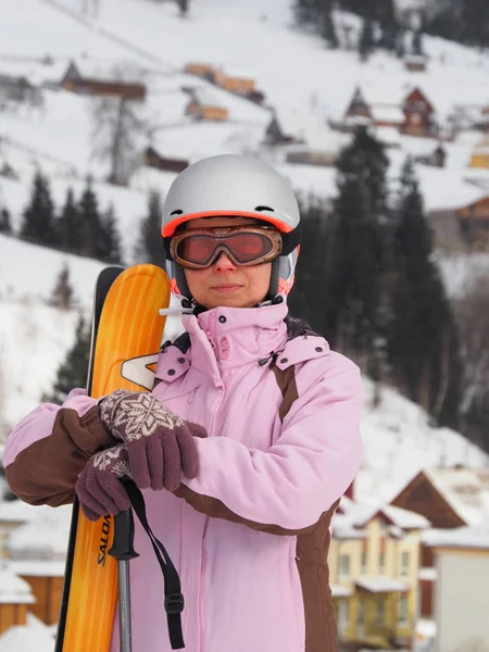 Ukrayna Bukovel Şubat 2019 Dağ Ormanlarında Kayak Yapan Kadın Portresi — Stok fotoğraf