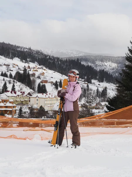 Ukrayna Bukovel Şubat 2019 Dağ Ormanlarında Kayak Yapan Kadın Portresi — Stok fotoğraf