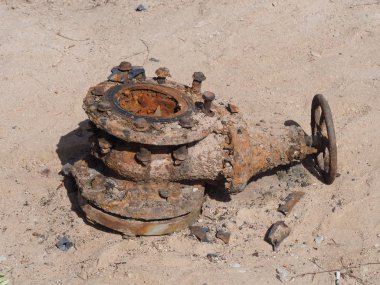 Eski evin sökülmüş paslı musluğu.