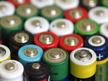 Eski oksitlenmiş piller atılmaya hazır. Renkli pillerin enerji soyut arkaplanı. Aa bataryalarının en üstteki görüntüsünü kapat. Alkali batarya.. 