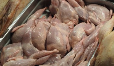 Pazar vitrininde soğuk bıldırcın leşleri.