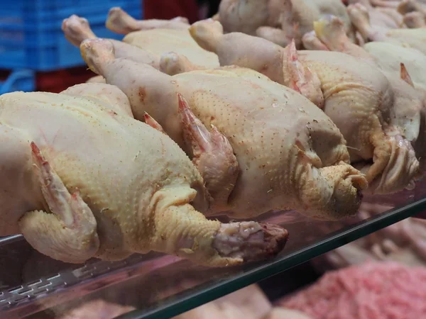 Carcasses Poulet Sur Fenêtre Marché — Photo