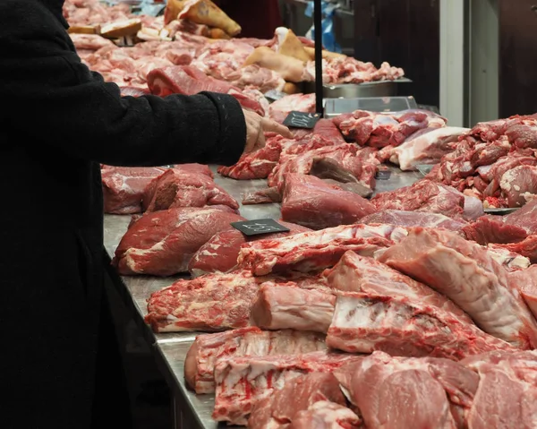 Mulher Escolhe Carne Vermelha Gelada Janela Mercado — Fotografia de Stock