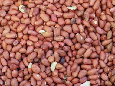 Piyasa penceresinde bir sürü fıstık var.