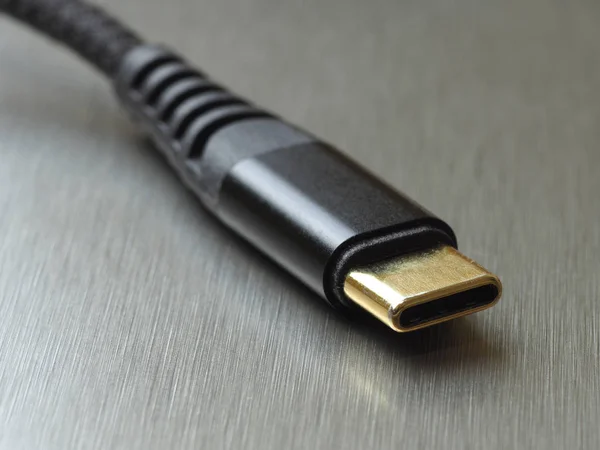 灰色金属背景上的Usb型C型电缆连接器 — 图库照片