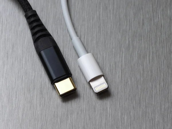 灰色金属背景上的Usb C型和闪电电缆连接器 — 图库照片