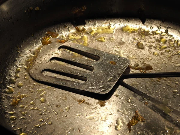 炒鸡蛋蛋黄后 用不锈钢平底锅和炊具溅射 — 图库照片