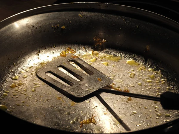 炒鸡蛋蛋黄后 用不锈钢平底锅和炊具溅射 — 图库照片