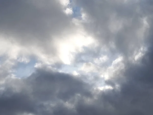 Langit Abu Abu Ditutupi Oleh Awan Lebat Berawan Dalam Hari — Stok Foto