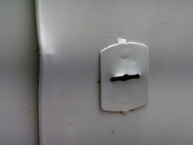 Metal bir kapının kilidini kırmak.