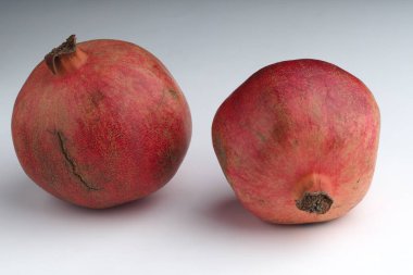 Olgun kırmızı nar beyaz arkaplanda yakın plan