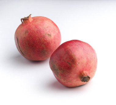 Olgun kırmızı nar beyaz arkaplanda yakın plan