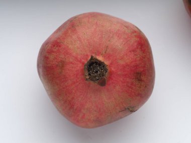 Olgun kırmızı nar beyaz arkaplanda yakın plan