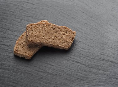 siyah arka plan üzerine kepekli ekmek