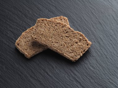 siyah arka plan üzerine kepekli ekmek