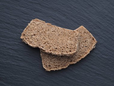 siyah arka plan üzerine kepekli ekmek