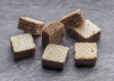 Gri bir taşın üzerinde çikolatalı waffle.