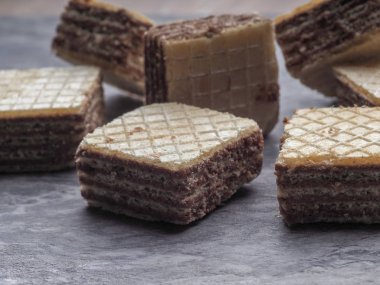 Gri bir taşın üzerinde çikolatalı waffle.