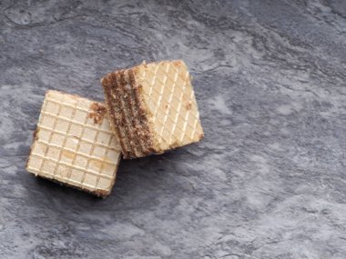 Gri bir taşın üzerinde çikolatalı waffle.