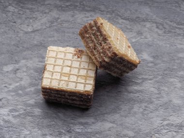 Gri bir taşın üzerinde çikolatalı waffle.
