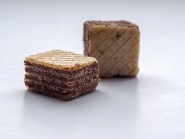 Beyaz arkaplanda çikolatalı waffle.