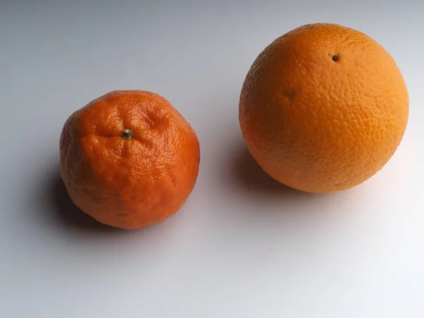 Reife Orange Und Reife Große Mandarine Isoliert Auf Weißem Hintergrund — Stockfoto