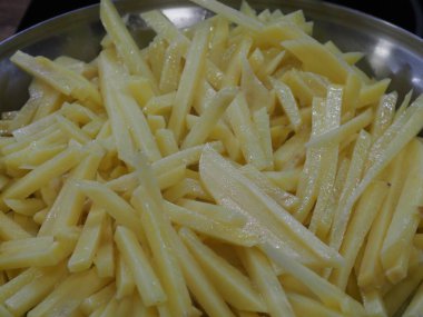 Kızartma tavasında patates kızartma