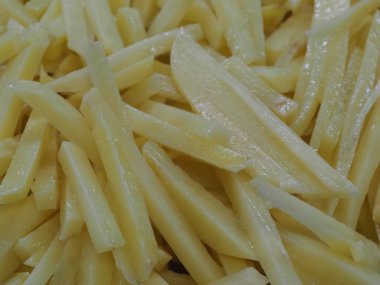 Kızartma tavasında patates kızartma