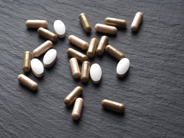 İlaçlı haplar ve kapsüller siyah arka planda, Yeni Coronavirüs 2019-ncov, Mers-Cov.