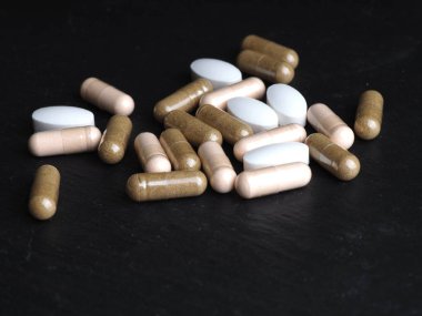 İlaçlı haplar ve kapsüller siyah arka planda, Yeni Coronavirüs 2019-ncov, Mers-Cov.