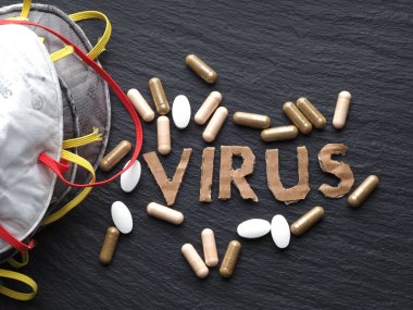 Coronavirus karton yazı cümlesi siyah arka planda ilaç ve koruyucu maske ile. Yeni 2019-ncov Coronavirüs, Mers-Cov.