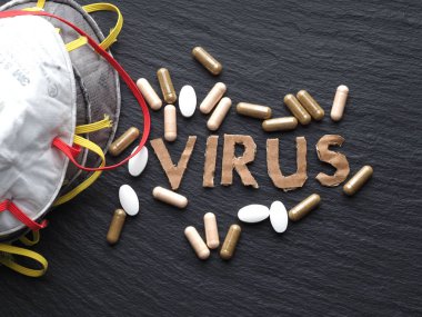 Coronavirus karton yazı cümlesi siyah arka planda ilaç ve koruyucu maske ile. Yeni 2019-ncov Coronavirüs, Mers-Cov.