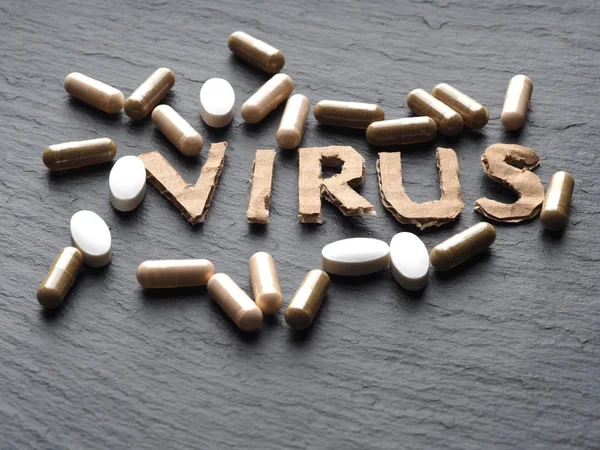 Siyah zemin üzerine Coronavirus karton metin cümlesi ilacıyla Yeni 2019-nCoV, MERS-Cov Yeni Coronavirus.