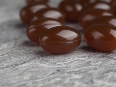 Lecithin, kolin ve inositol içeren gerekli yağ asitleri, fosfor ve B 2 vitamini bileşiğidir. Birçok kapsül gri taşlı arka planda Lecithin. Sağlık hizmeti kavramı