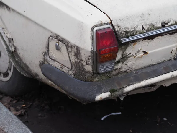 Verlaten Oude Witte Auto Met Een Roestige Romp — Stockfoto