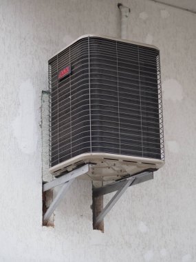 Çok katlı bir binanın duvarında eski bir klima var.. 